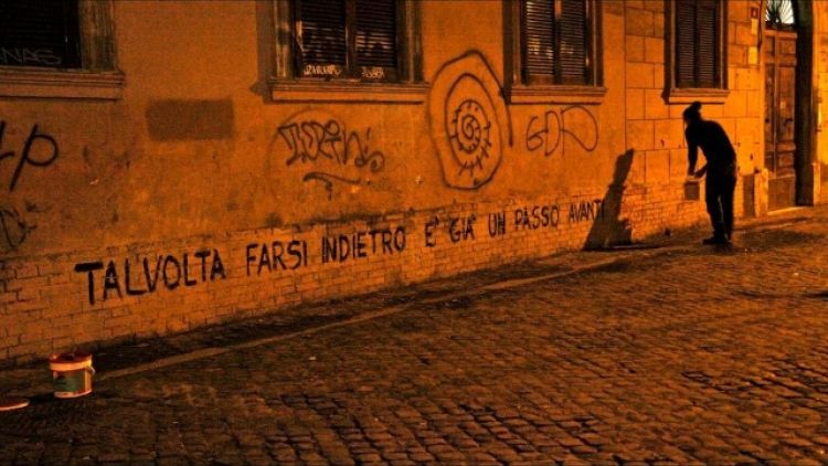 Scrive poesie sui muri a Milano,imputato