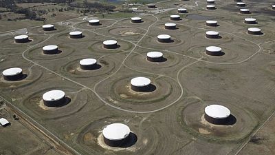 وكالة حكومية: مخزونات النفط الأمريكية تهبط بأكثر من المتوقع الأسبوع الماضي