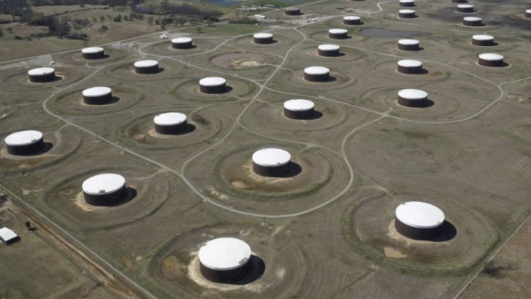 وكالة حكومية: مخزونات النفط الأمريكية تهبط بأكثر من المتوقع الأسبوع الماضي