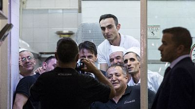 Conte in pizzeria, selfie e strette mano Conte in pizzeria, selfie e strette mano