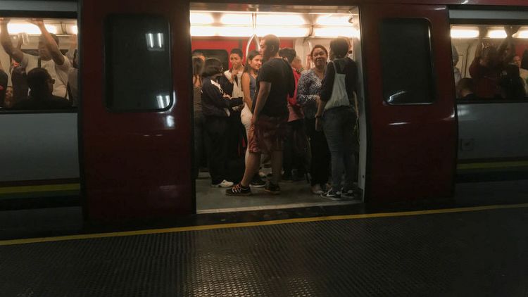 لعدم وجود تذاكر.. الركوب "مجانا" في مترو كراكاس
