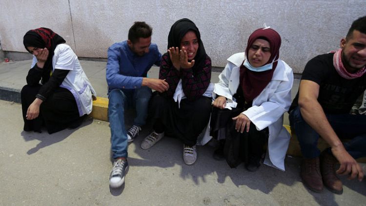 مسعفون: الجيش الإسرائيلي يقتل ممرضة في احتجاج على الحدود مع قطاع غزة