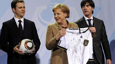 Merkel fa visita a nazionale tedesca