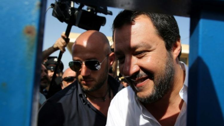 Sicile: devant un centre pour migrants, Salvini déchaîne les passions