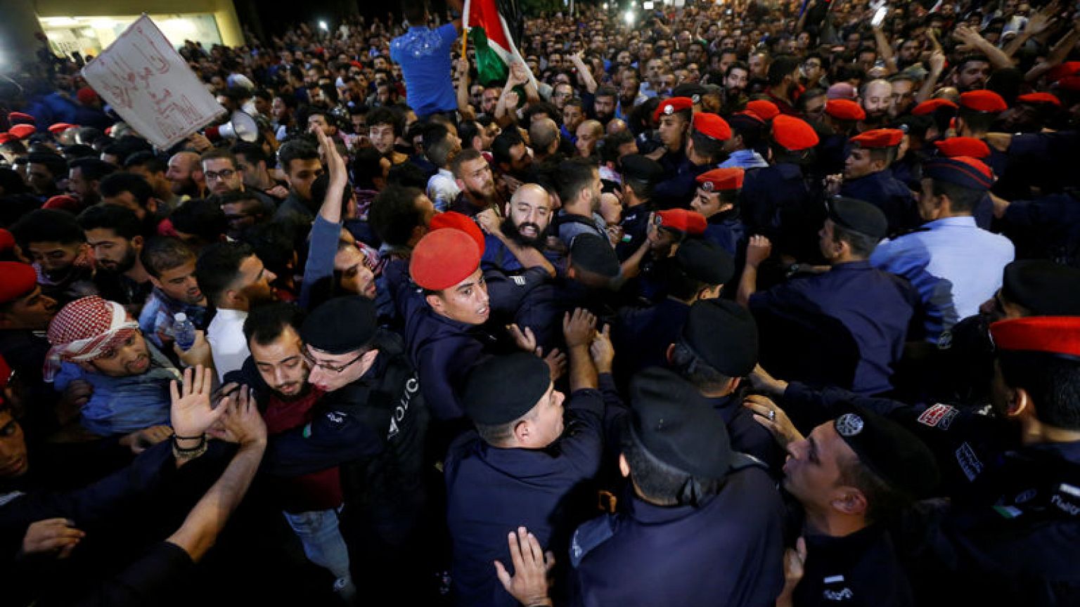 تجدد الاحتجاجات في الأردن ضد مشروع قانون بزيادة الضرائب