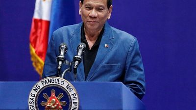 الرئيس الفلبيني يثير الجدل بتقبيل امرأة من شفتيها