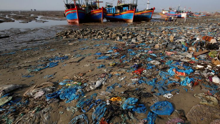 قبل يوم البيئة العالمي.. نفايات البلاستيك تخنق شاطئا في فيتنام