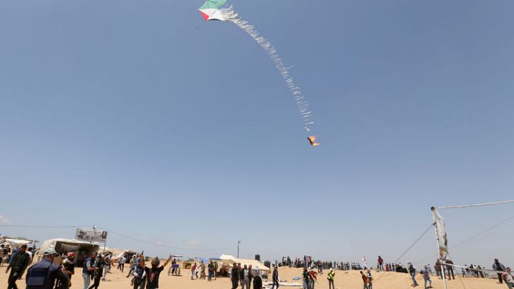 السلطة الفلسطينية تندد بقرار إسرائيل خصم أضرار حرائق الطائرات الورقية من عائداتها