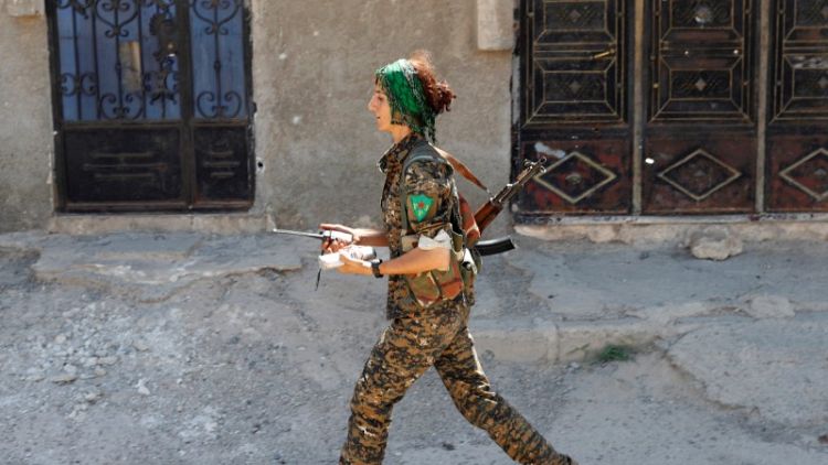 وحدات حماية الشعب الكردية تقرر سحب مستشاريها العسكريين من منبج