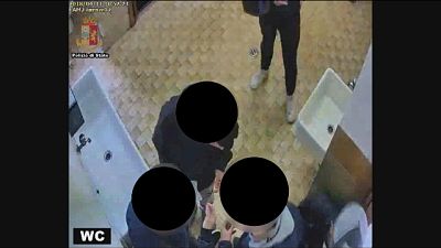 Spaccio bagni scuola, indagati 5 minori Spaccio bagni scuola, indagati 5 minori