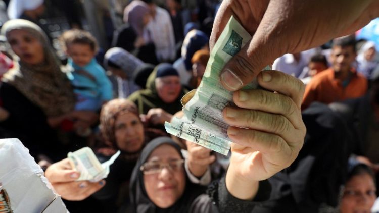فقراء مصر يجأرون بالشكوى وقطار الإصلاحات يمضي بلا هوادة