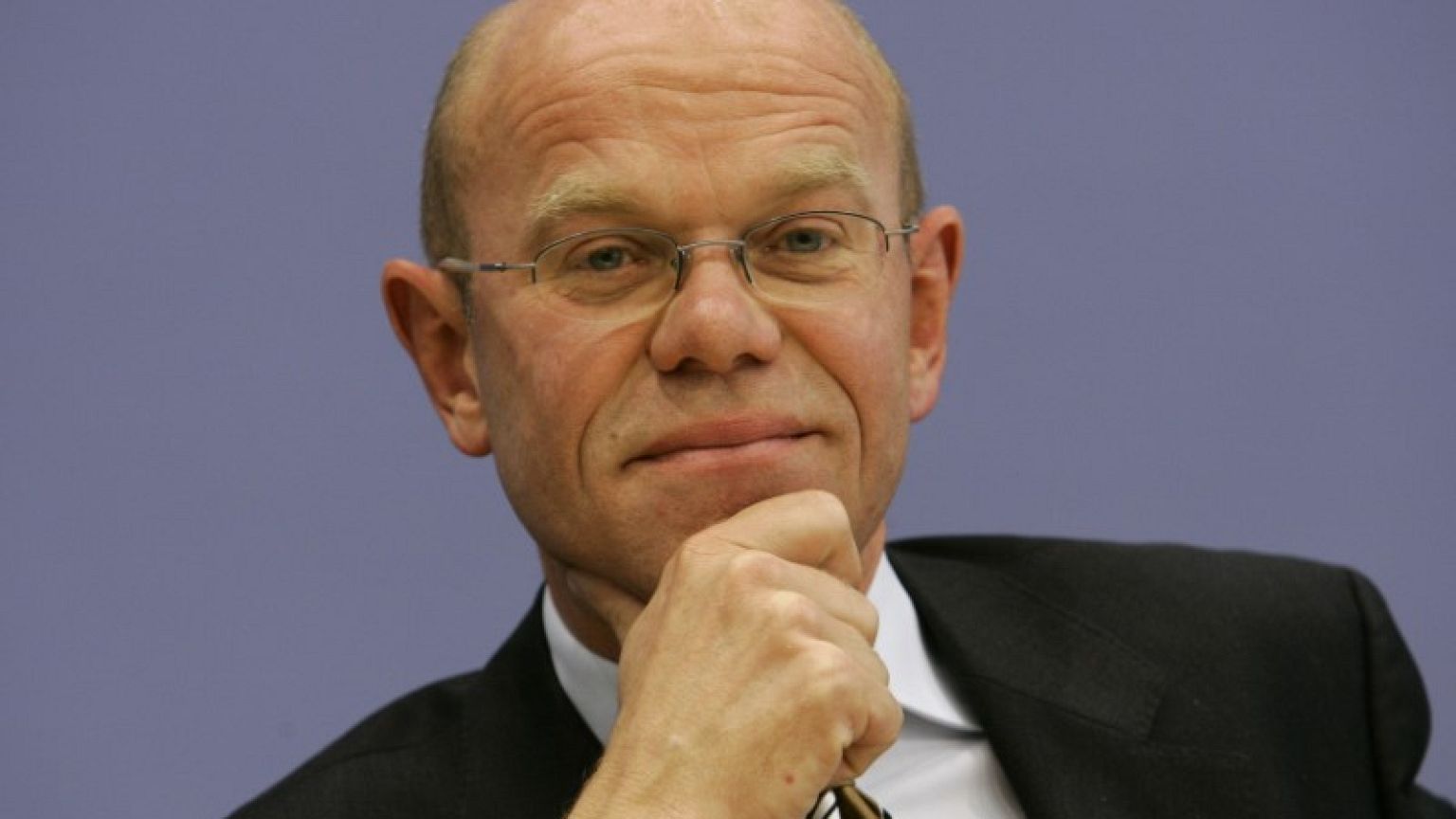VW reinstates lobbyist, exonerating him over diesel fume tests