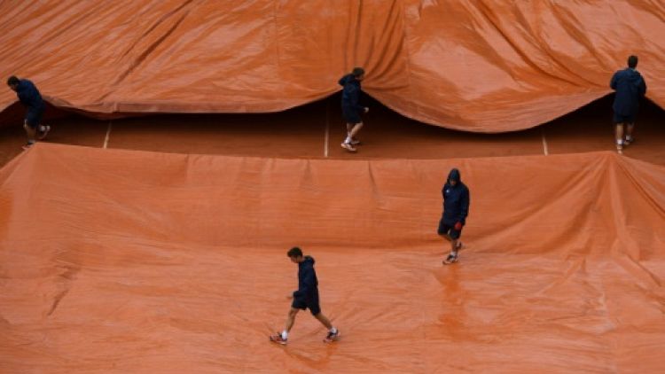 Roland-Garros: les matches interrompus par la pluie, Nadal en difficulté
