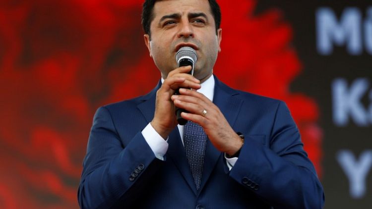 مرشح تركي موال للأكراد ينظم تجمعا انتخابيا من وراء القضبان