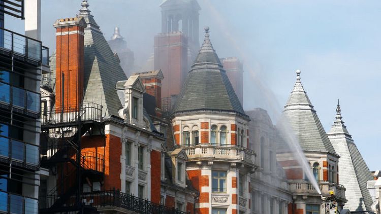 استدعاء أكثر من 100 رجل إطفاء لمكافحة حريق بفندق في لندن