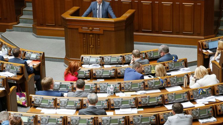 أوكرانيا تقر قانونا لمكافحة الفساد من أجل الحصول على مساعدات دولية