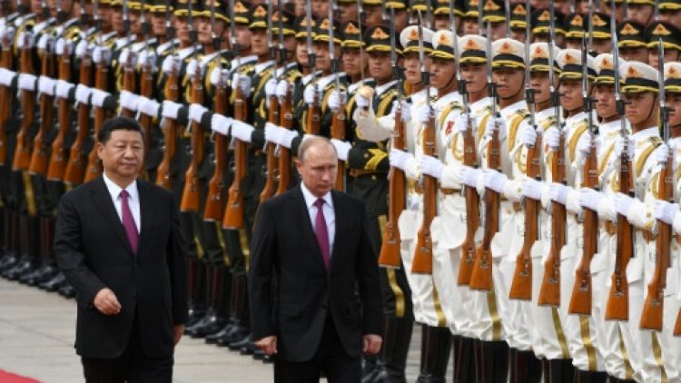 Poutine reçoit à Pékin la première "Médaille de l'amitié" des mains de Xi Jinping