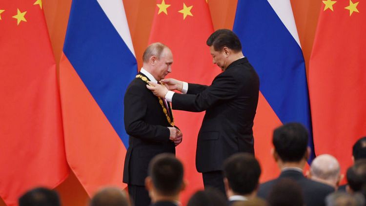 الرئيس الصيني يمنح بوتين قلادة الصداقة ويصفه بأنه "أعز صديق"