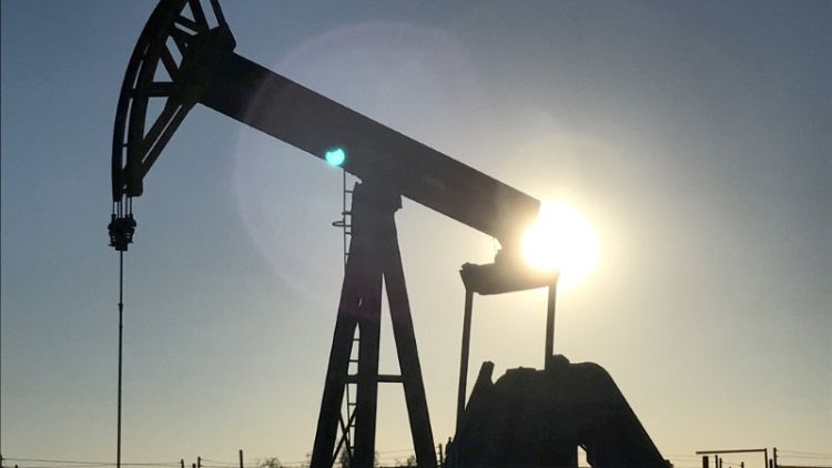 النفط يهبط بفعل تراجع الطلب الصيني وزيادة مستمرة في انتاج الخام الأمريكي