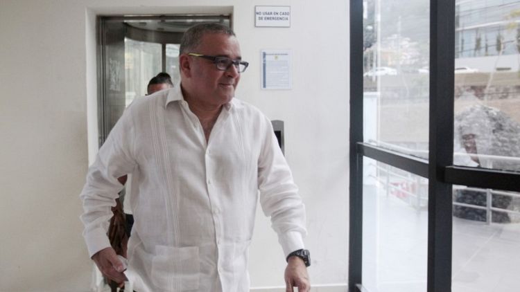 السلفادور تسعى لاعتقال رئيس سابق بزعم قيامه باختلاس أموال