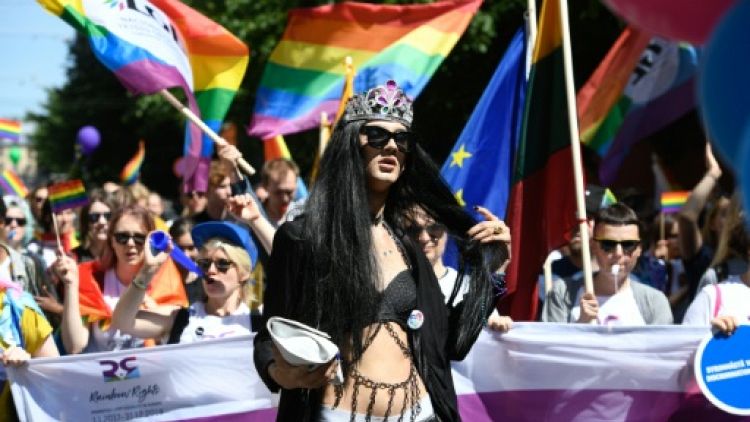 Parades d'égalité à Varsovie et Riga contre la discrimination des personnes LGBT