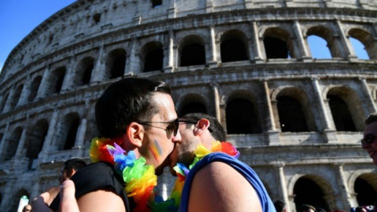 Gay Pride à Rome où un ministre nie l'existence des familles homosexuelles  