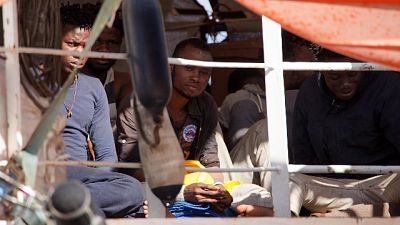 Salvati altri 800 migranti a largo Libia