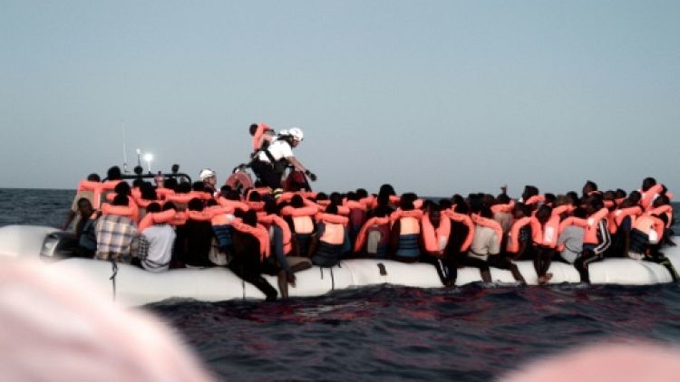 L'Espagne prête à accueillir le navire de migrants rejeté par l'Italie et Malte 