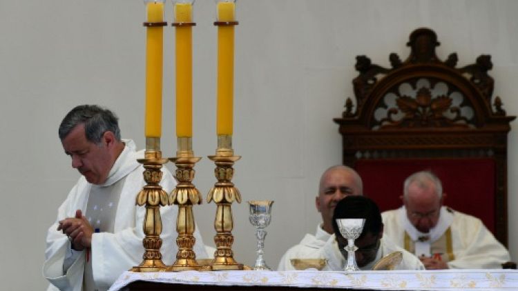 Le pape lâche trois évêques chiliens dont son ex-protégé Juan Barros

