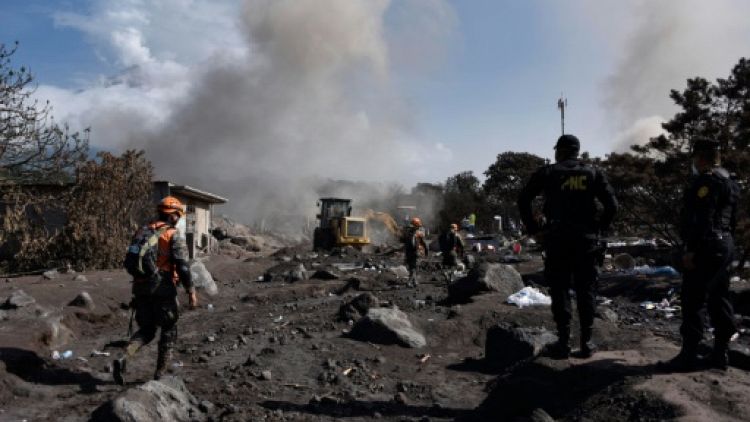 Guatemala: au pied du Volcan de feu, ultimes efforts pour retrouver des corps
