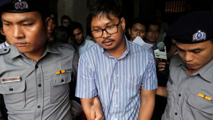 غياب شاهد من الشرطة عن محاكمة صحفيي رويترز في ميانمار