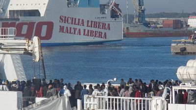 Cargo con scritta Sicilia e Malta libere Cargo con scritta Sicilia e Malta libere