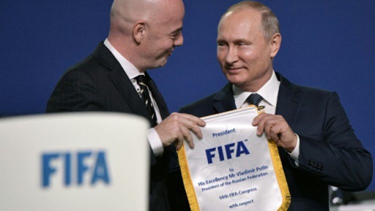 Congrès Fifa: Infantino "a repris la barre à un moment compliqué mais c'est un combattant",
salue Poutine