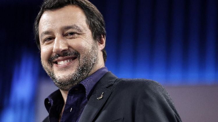 Salvini, Macron? Accolga 9 mila migranti