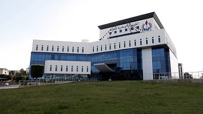 بيان: مؤسسة النفط الليبية تجلي العاملين من ميناءين والإنتاج ينخفض 240 ألف ب/ي