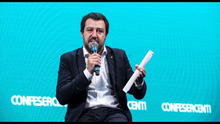 Salvini, no a numero su caschi Polizia