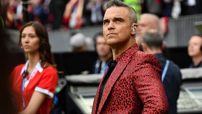 Robbie Williams,dito medio in diretta tv
