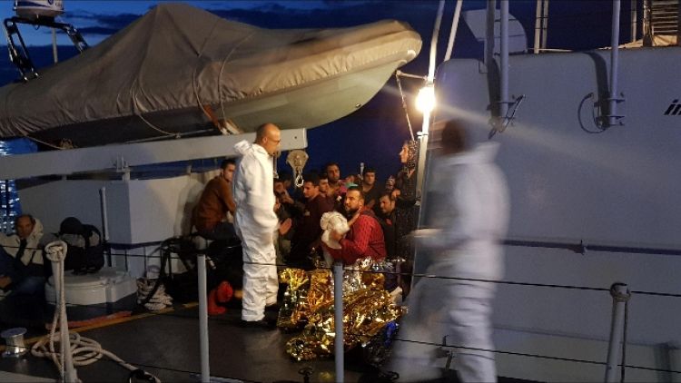 Soccorsi 48 migranti al largo di Crotone