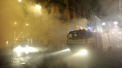 Napoli,violenta esplosione,bar in fiamme