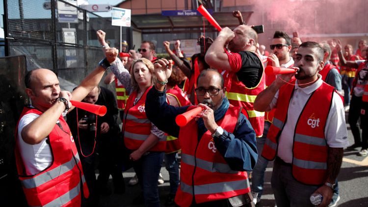 نقابة عمالية في فرنسا تتعهد بمواصلة إضرابات السكك الحديدية