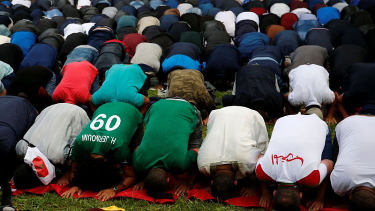 مشجعو كرة القدم المسلمون يحتفلون بعيد الفطر في روسيا