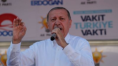 إردوغان : طائرات حربية تركية تقصف مسلحين أكرادا في جبال قنديل بالعراق