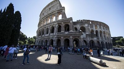Stacca frammento da Colosseo, denunciato