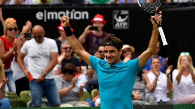 Tennis: Federer, redevenu N.1 mondial, remporte à Stuttgart son 98e titre
