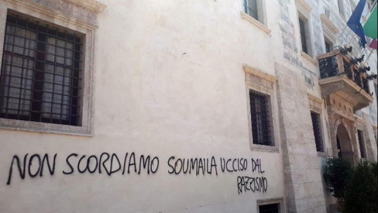 Scritte Salvini:a Trento in pieno centro