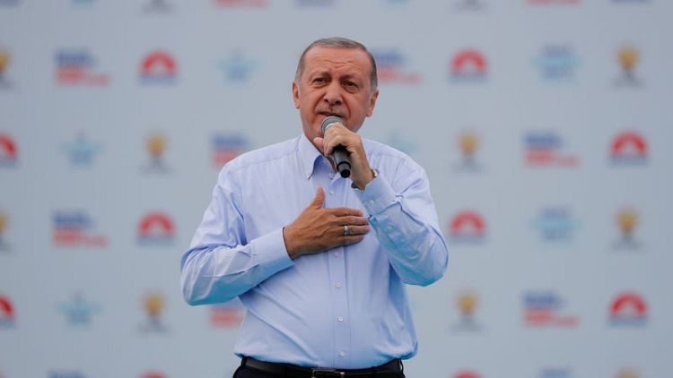 إردوغان يقول جماعات كردية تغادر منطقة منبج بسوريا