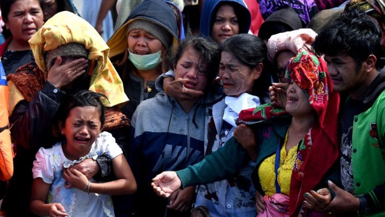 إندونيسيا تسابق الوقت لإنقاذ 140 راكبا بعد انقلاب عبارة ومقتل أربعة