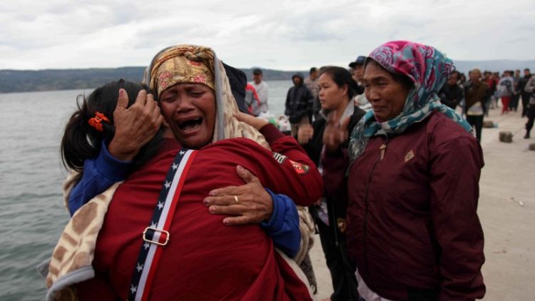 رجال الإنقاذ يصارعون الأمواج بحثا عن ناجين بعد غرق عبارة في إندونيسيا