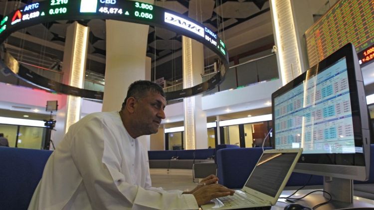 بورصة دبي تتراجع تحت ضغط العقارات والبنوك وأبوظبي تهبط أيضا