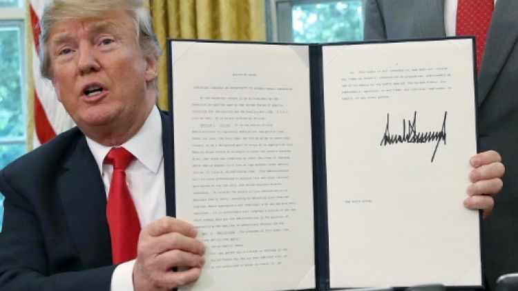 Trump signe un décret visant à mettre fin aux séparations des familles à la frontière



